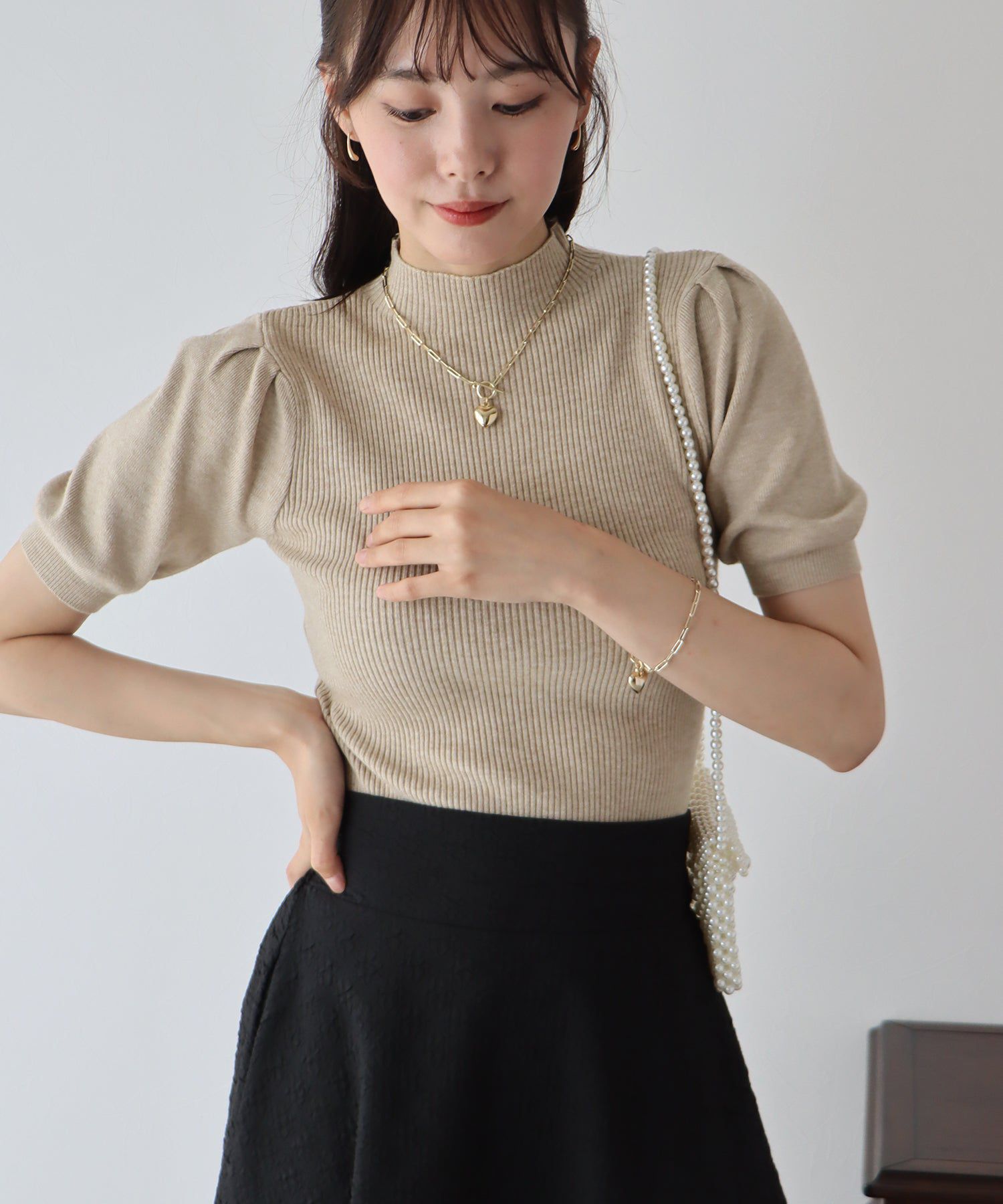 日本 BLUE EAST - 甜美彈性羅紋泡泡袖上衣-咖啡