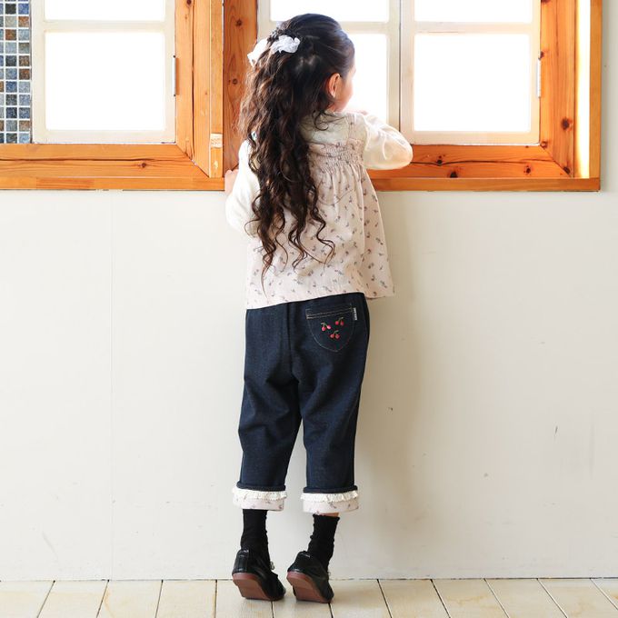 日本 ZOOLAND - 甜美荷葉花朵反摺七分褲-櫻桃刺繡-黑