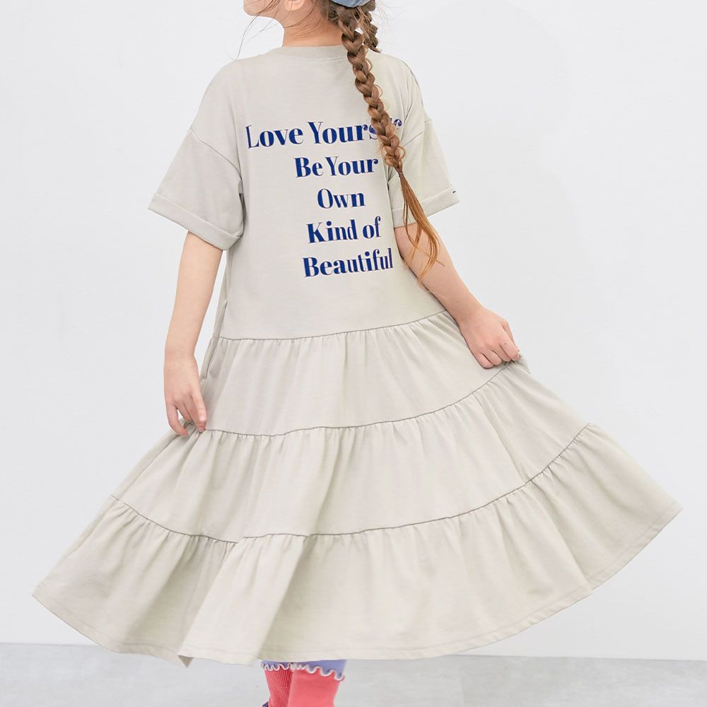 天竺棉舒適分層短袖洋裝-背後標語-淺灰杏