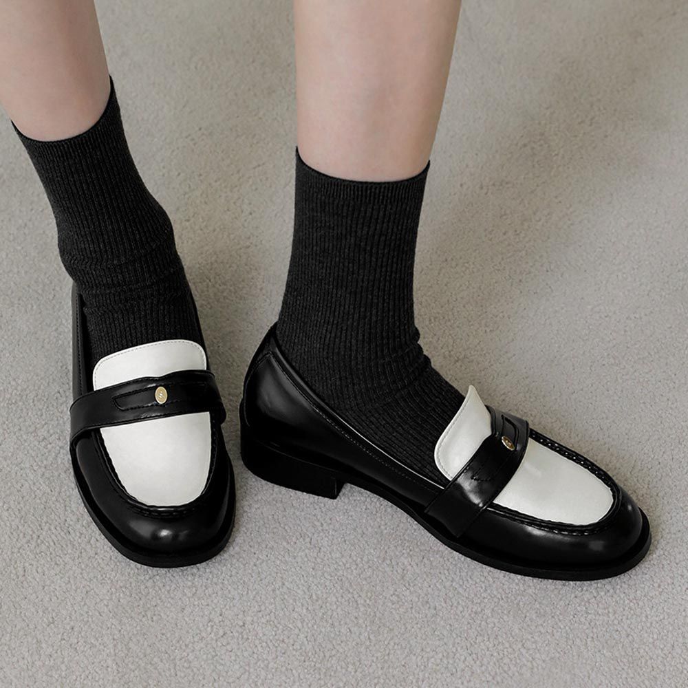 品牌金飾點綴矮跟樂福鞋-白X黑 (跟高3cm-尺寸23.5)