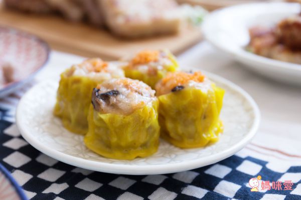 人氣港式點心【新葡苑】大廚蘿蔔糕、小豬流沙包 ✦ 超值優惠價，現買現賺！