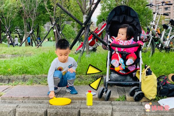 日本 Aprica 推車 TOP 4 ► 超人氣英倫風推車，輕量 3.3 kg，52cm 挑高推車座椅，寶寶更舒適