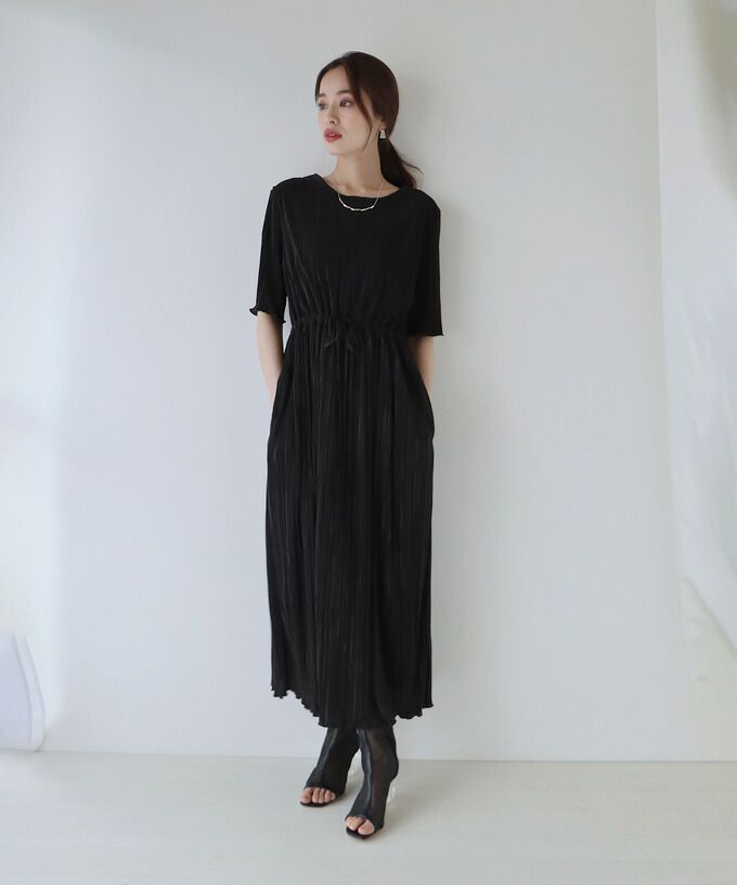 日本 BLUE EAST - 微光澤細摺縮腰短袖洋裝-黑