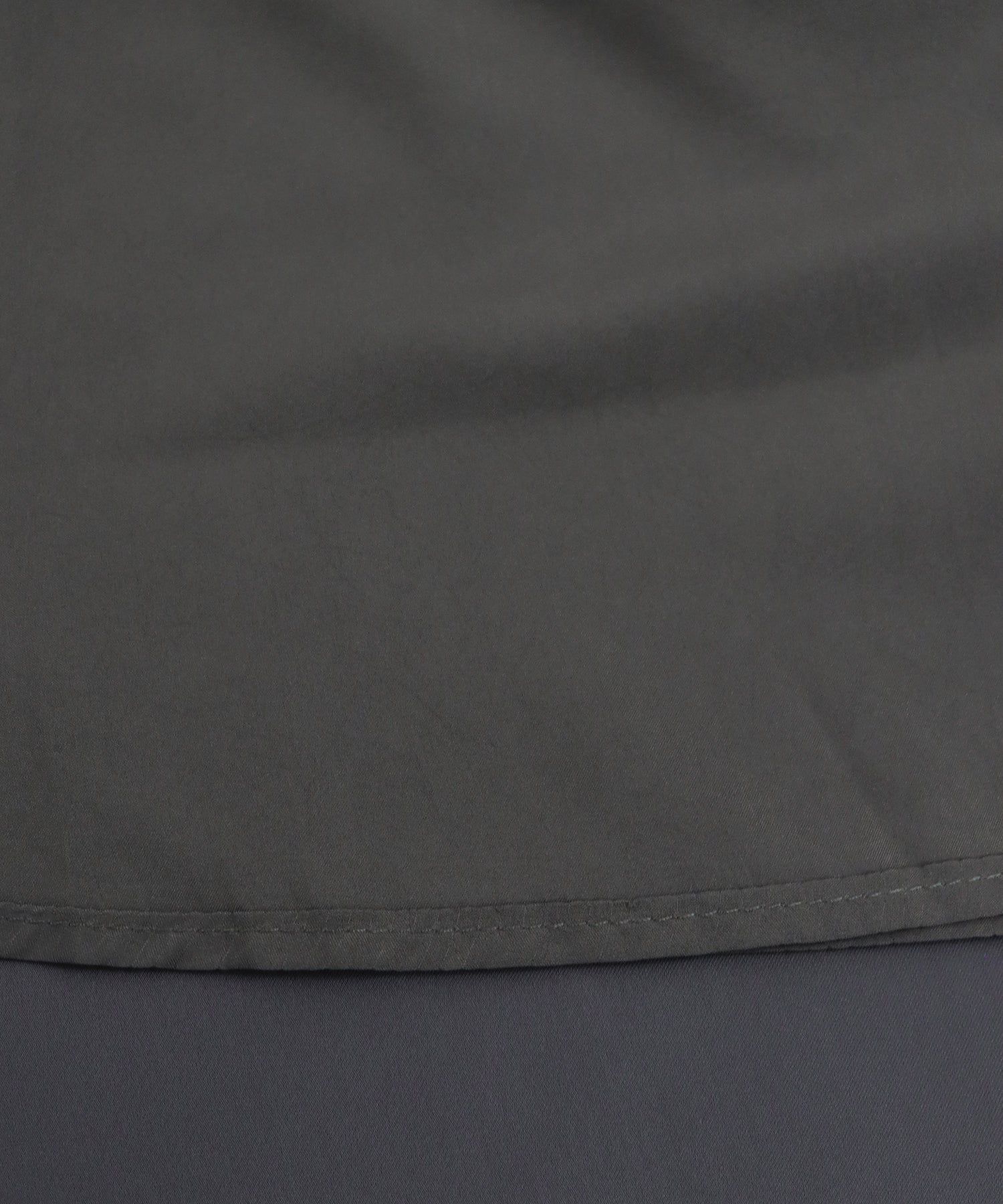 日本 BLUE EAST - 光澤不規則抓皺修身長裙-深灰