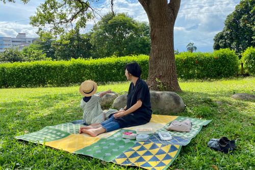 野餐潮來襲！你跟上了嗎？野餐不但能從繁忙的都市中暫時抽身，呼吸新鮮空氣，也能稍微遠離人群，讓孩子親近、接觸及認識大自然。不僅能<em>讓孩子放電，更能讓爸媽放鬆</em>喔！趕緊挑個好天氣帶孩子出門野餐吧！別忘了先看看下面編媽整理好的野餐準備懶人包唷～