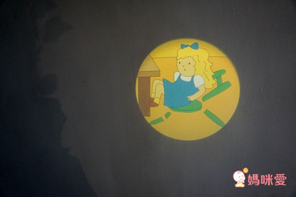 讓孩子乖乖睡覺的神器【加拿大 Moonlite 故事投影機】