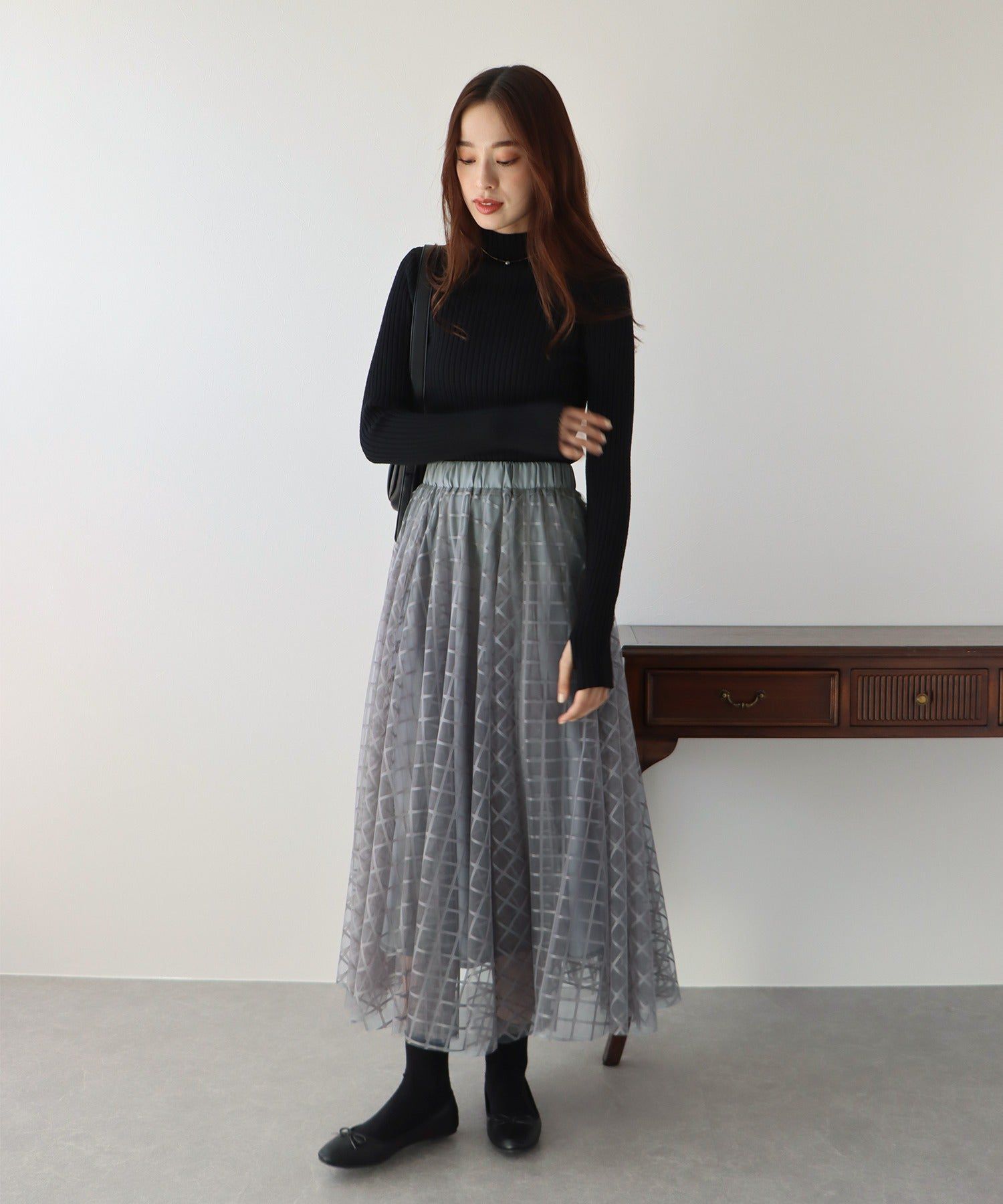 日本 BLUE EAST - 優雅格紋修身紗裙-簡約黑