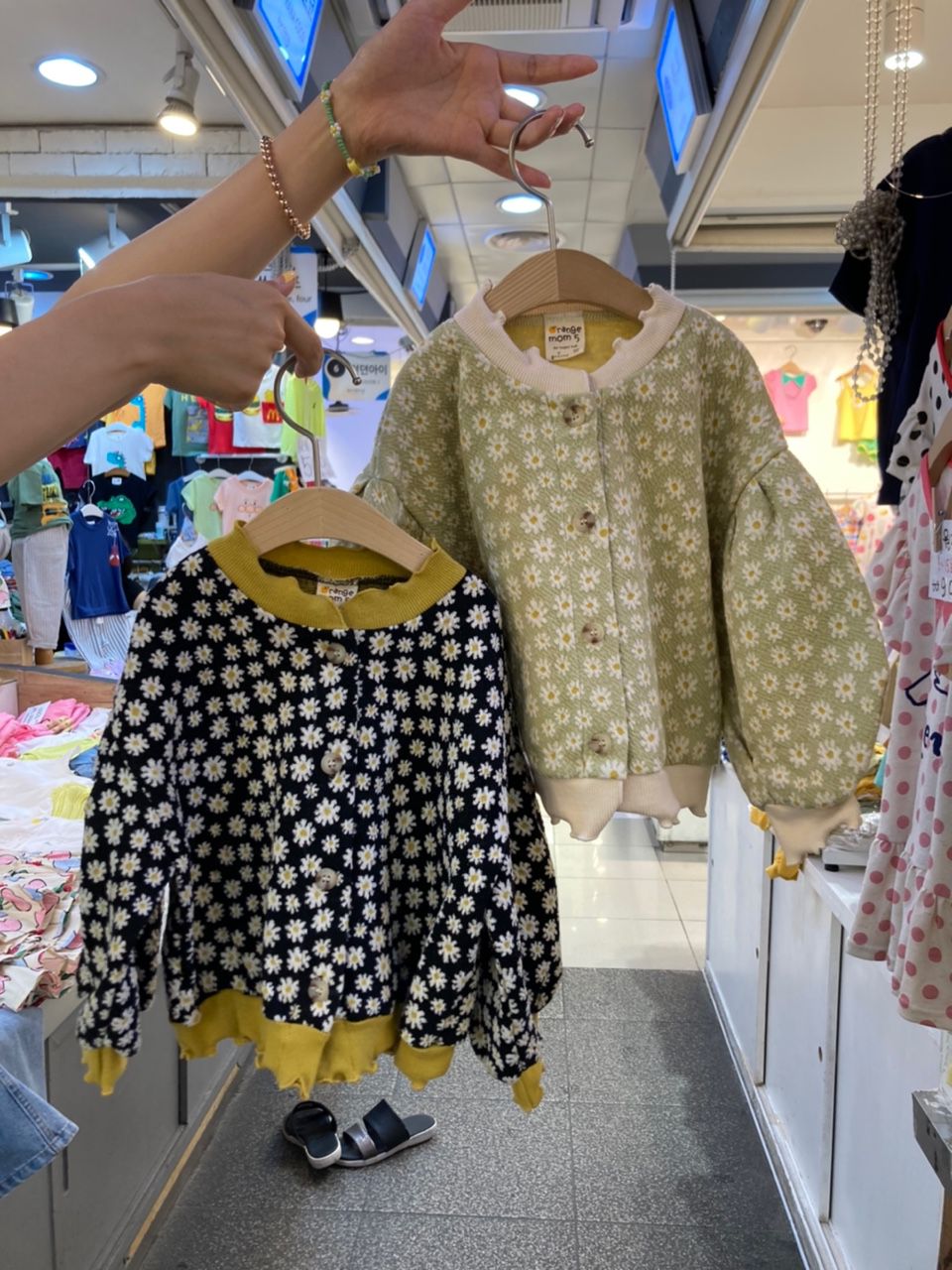 韓國 Orange Mom - 小雛菊泡泡袖針織外套-黑