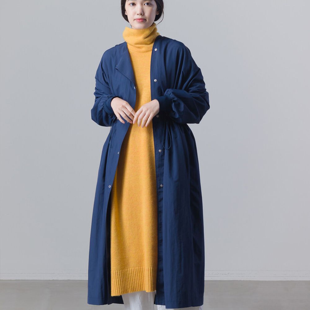 日本 OMNES - 撥水加工排釦腰間綁帶長版薄外套-海軍藍 (Free size)