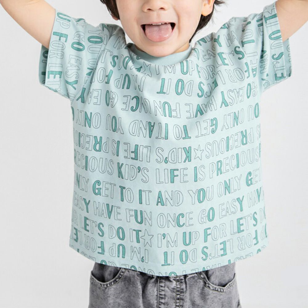 舒適棉印花短袖上衣-滿版英文字-淺藍