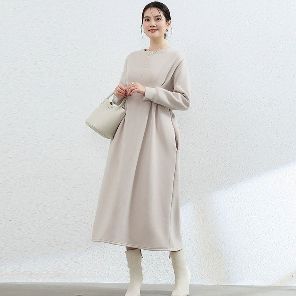 (內裡加絨)休閒感抓褶修身剪裁長袖洋裝-卡其杏