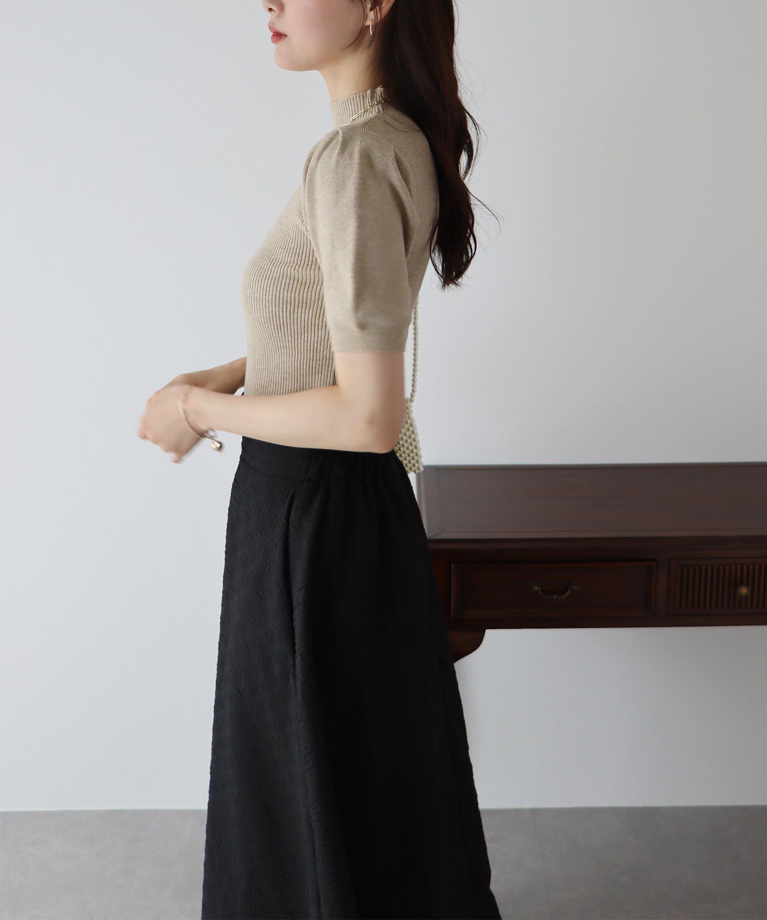 日本 BLUE EAST - 甜美彈性羅紋泡泡袖上衣-咖啡