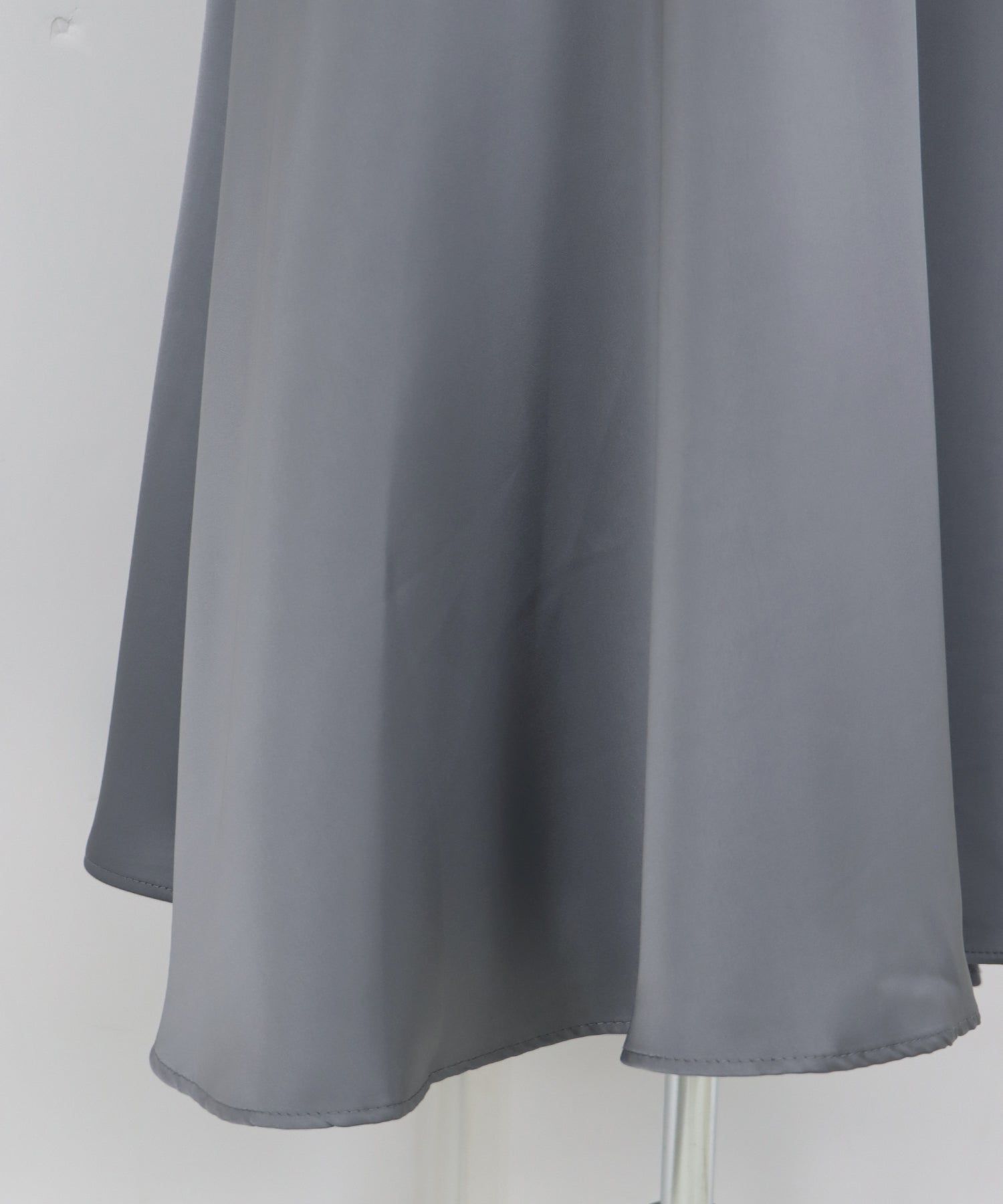 日本 BLUE EAST - 柔軟緞面光澤修身長裙-淺米杏