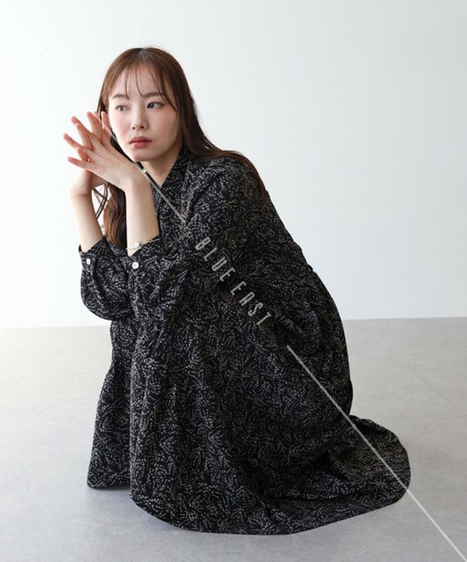 日本 BLUE EAST - [人氣款]簡約抽繩收腰長袖洋裝-斑點小花-淺灰