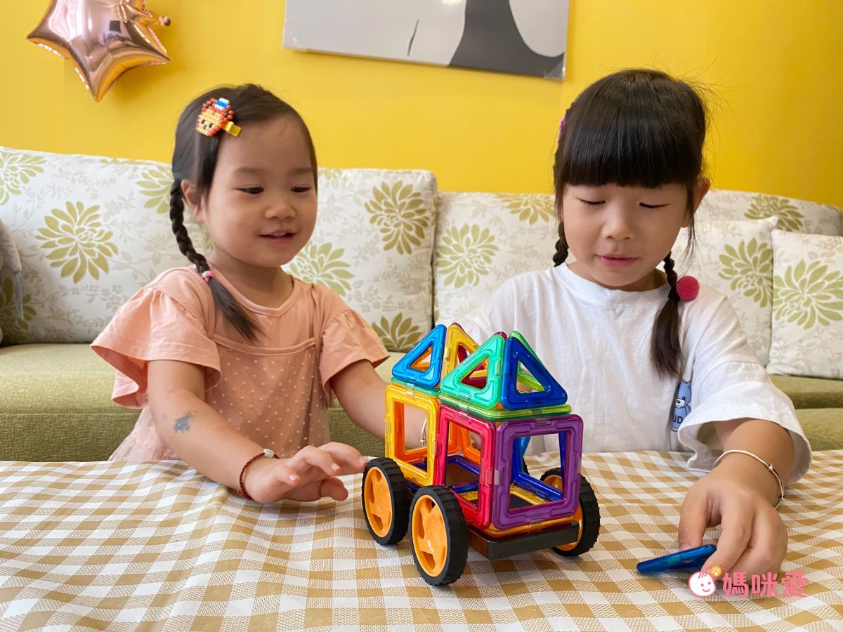 双美生活文創 - 5Q益智磁力片：百變造型拼裝車-內附10個三角形磁力片+10個正方形磁力片+2個輪子+1本造型教學書