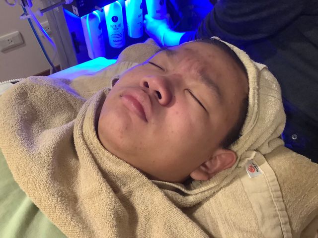 兒子青春期臉上痘痘超級多
小孩子又不太會清潔保養
上次看他滿臉發炎痘整個受不了
直接抓他去平常保養的林仲樞整形診所做海菲秀
做完之後連續兩週發炎痘完全被抑制
皮膚狀況變好許多
從那次後我跟兒子就變成海菲秀熱粉😂