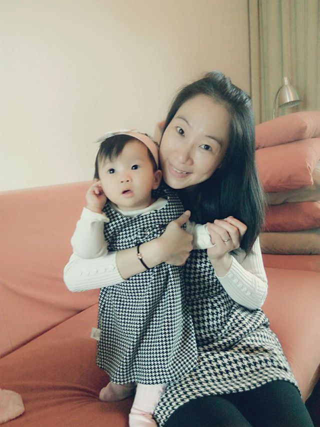我女兒滿月就幫她戴了，沒什麼啊，寶寶的髮帶都做的很好，不會卡很緊。現在女兒快十一個月了，頭型還是很好看。生女兒真的好想幫她打扮耶。