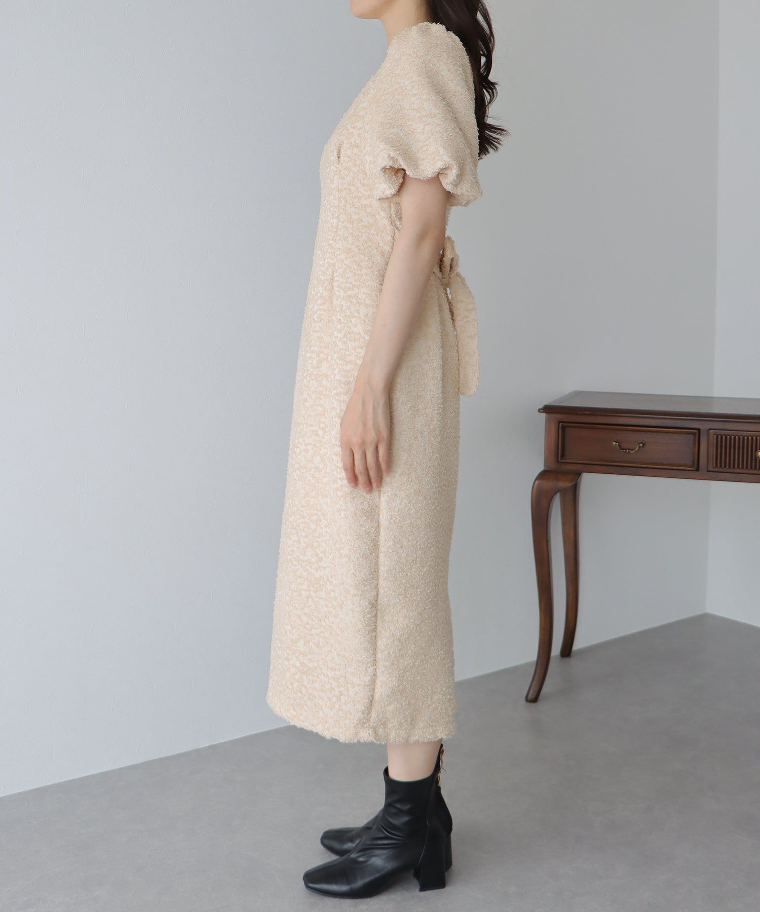 日本 BLUE EAST - 時尚抽鬚後綁帶泡泡袖洋裝-米杏