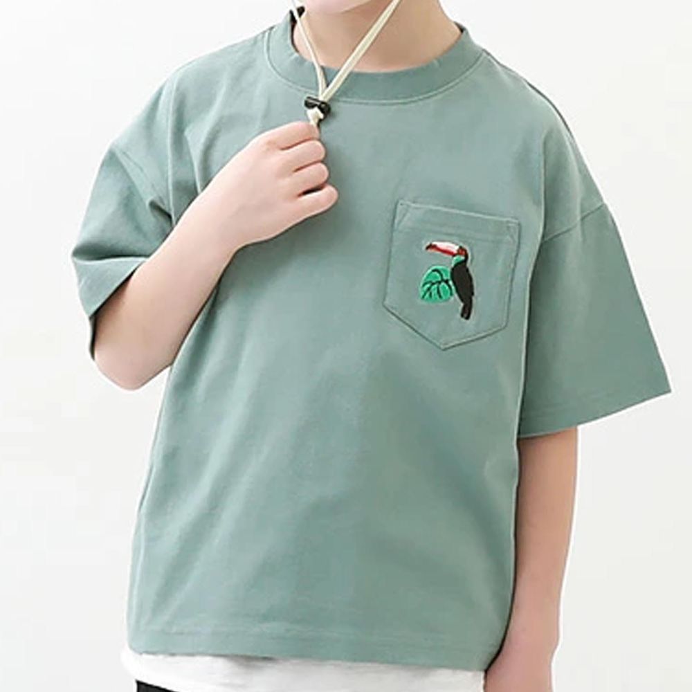 日本 devirock - 純棉 圓領刺繡口袋短袖上衣-托哥巨嘴鳥-藍綠