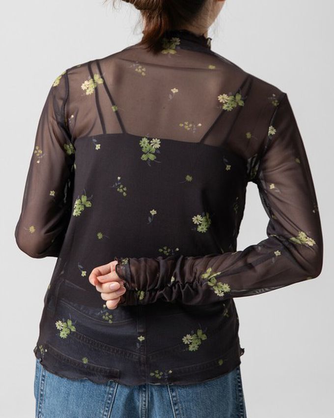 日本 gleam - 優雅小花木耳邊透膚高領長袖上衣-黑x紅花