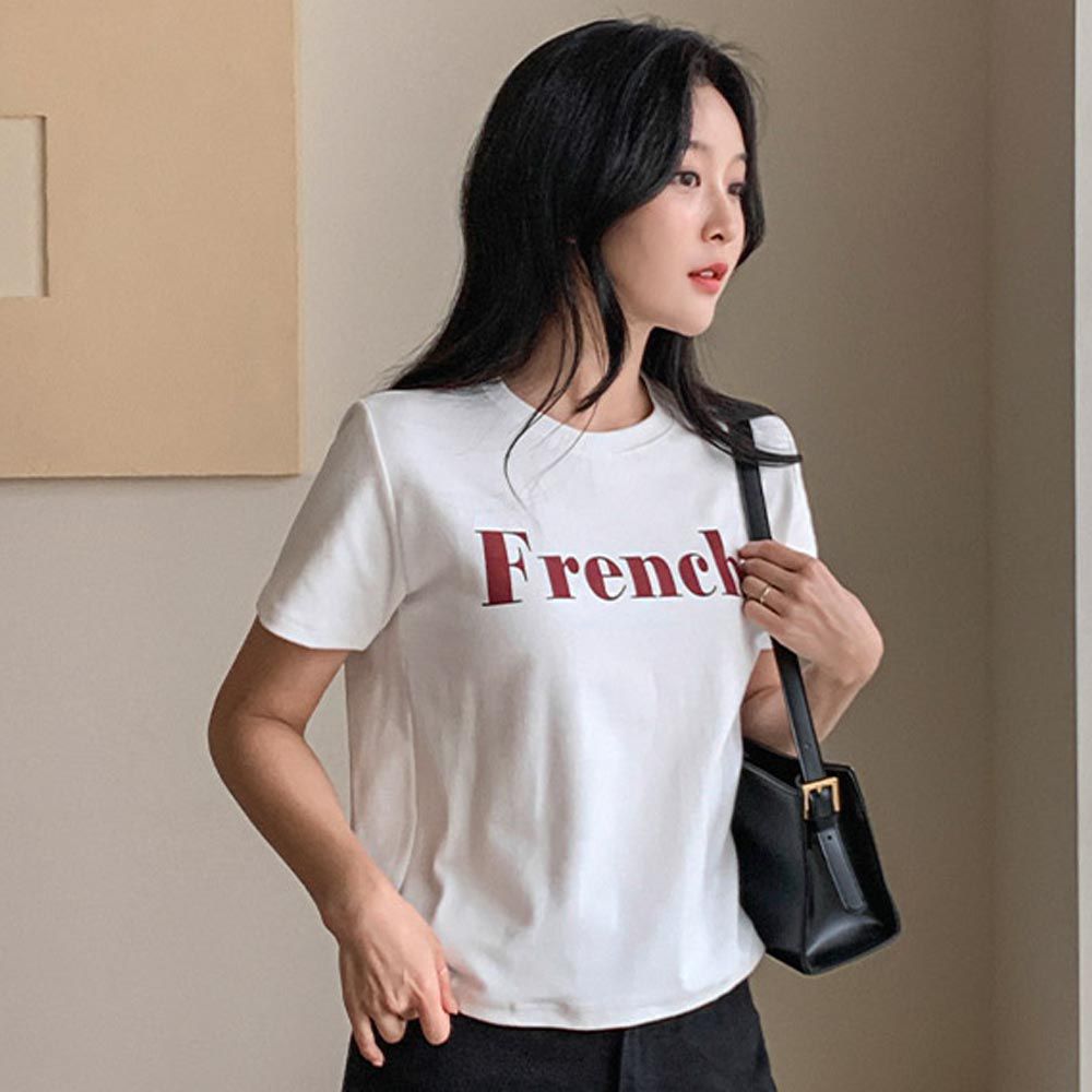 韓國 Urbantheroom - French字印短袖上衣-酒紅字-象牙白 (FREE)