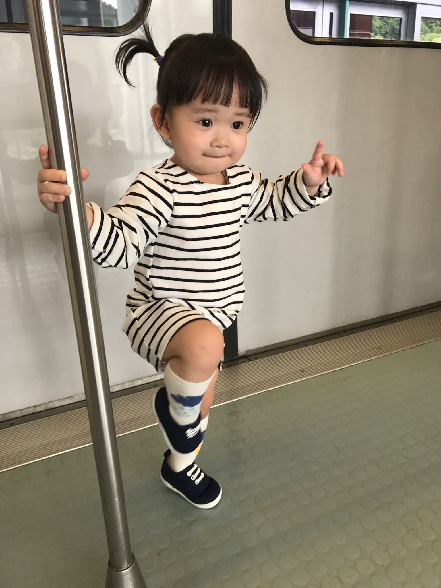 麻麻～捷運上可以練舞功嗎！？