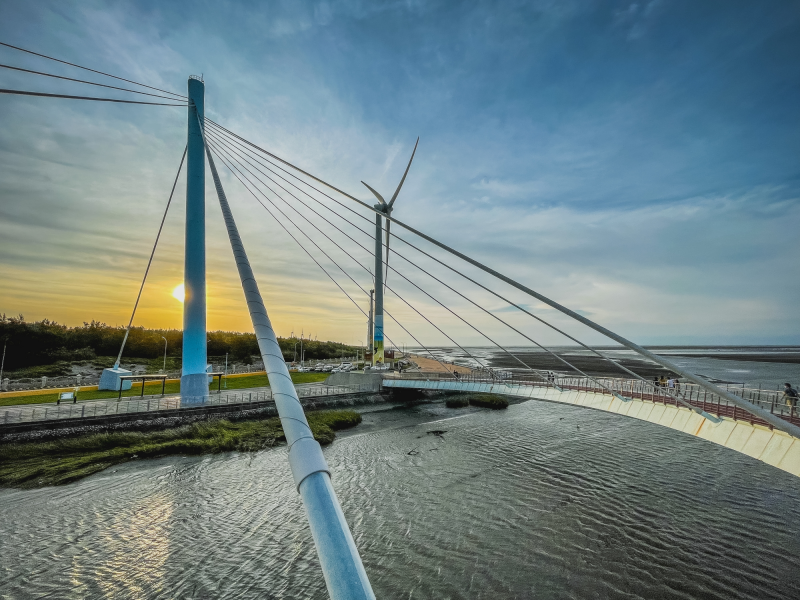 蟬說: 夕陽漫漫 Slowly Sunset Glamping - 平日入住-[豪華露營 5 米水滴帳]/四人房兩大床一泊二食再贈下午茶-12歲(含)以下孩童免費兩位可共食-優惠效期至 2024/01/31