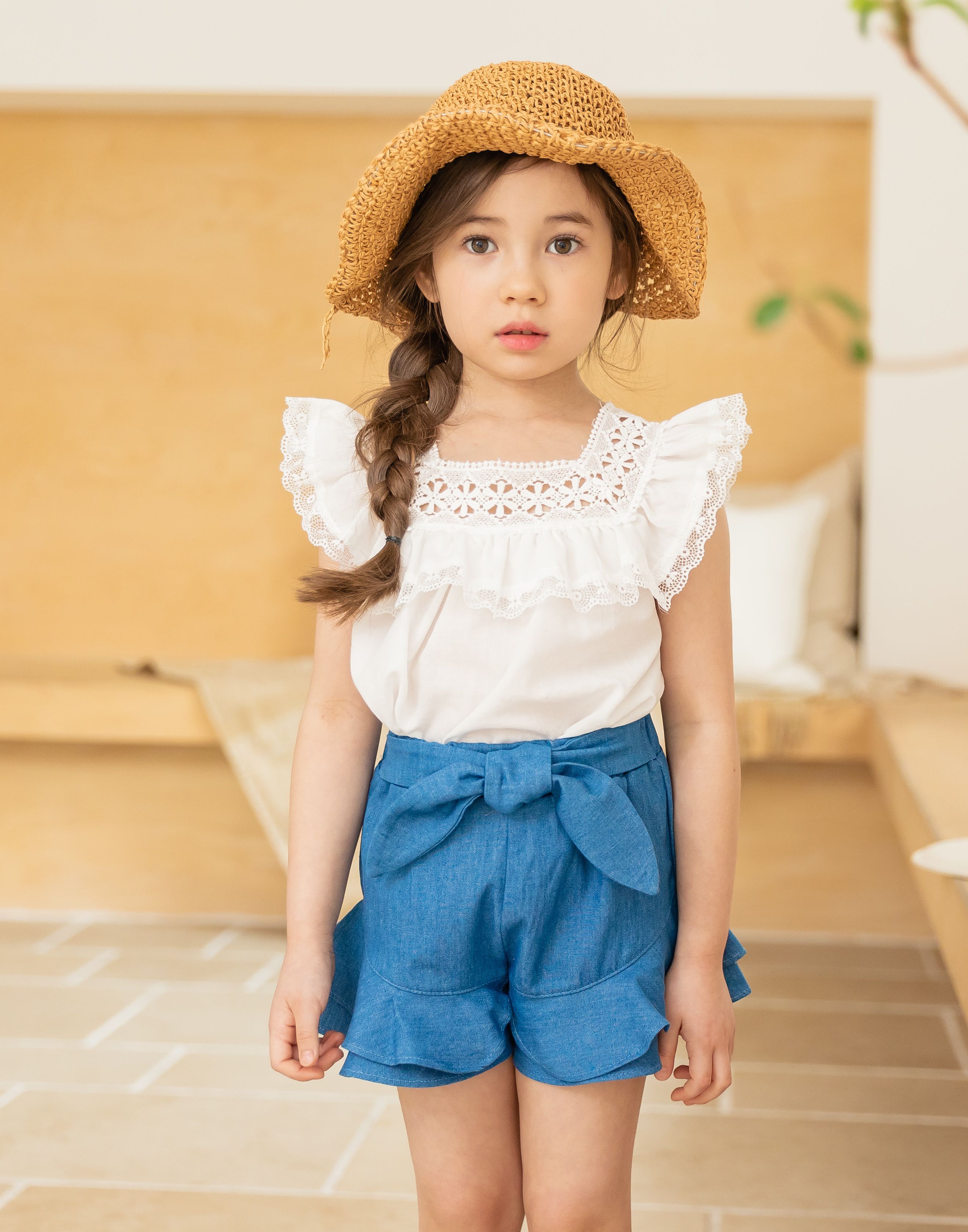 韓國 Coco Ribbon - (剩7,15號)鏤空雕花荷葉方字領上衣-象牙白