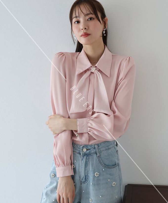 日本 BLUE EAST - 華美珍珠墜飾蝴蝶結緞面長袖襯衫-淺綠 (M)