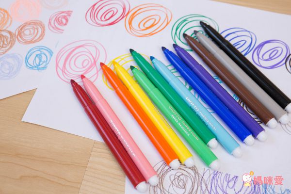 上學好物！小童必備文具美術用品☛德國 LYRA 洞洞筆 ✖ 義大利 GIOTTO 蠟筆 ✖ 美國 ALEX 筆座＆圍裙