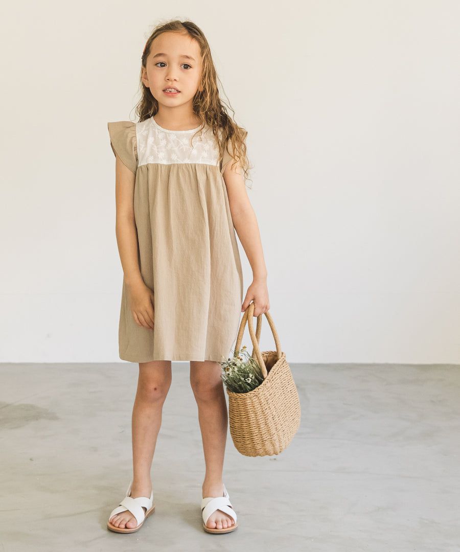 日本 PAIRMANON - 刺繡蕾絲拼接飛飛袖無袖洋裝-杏