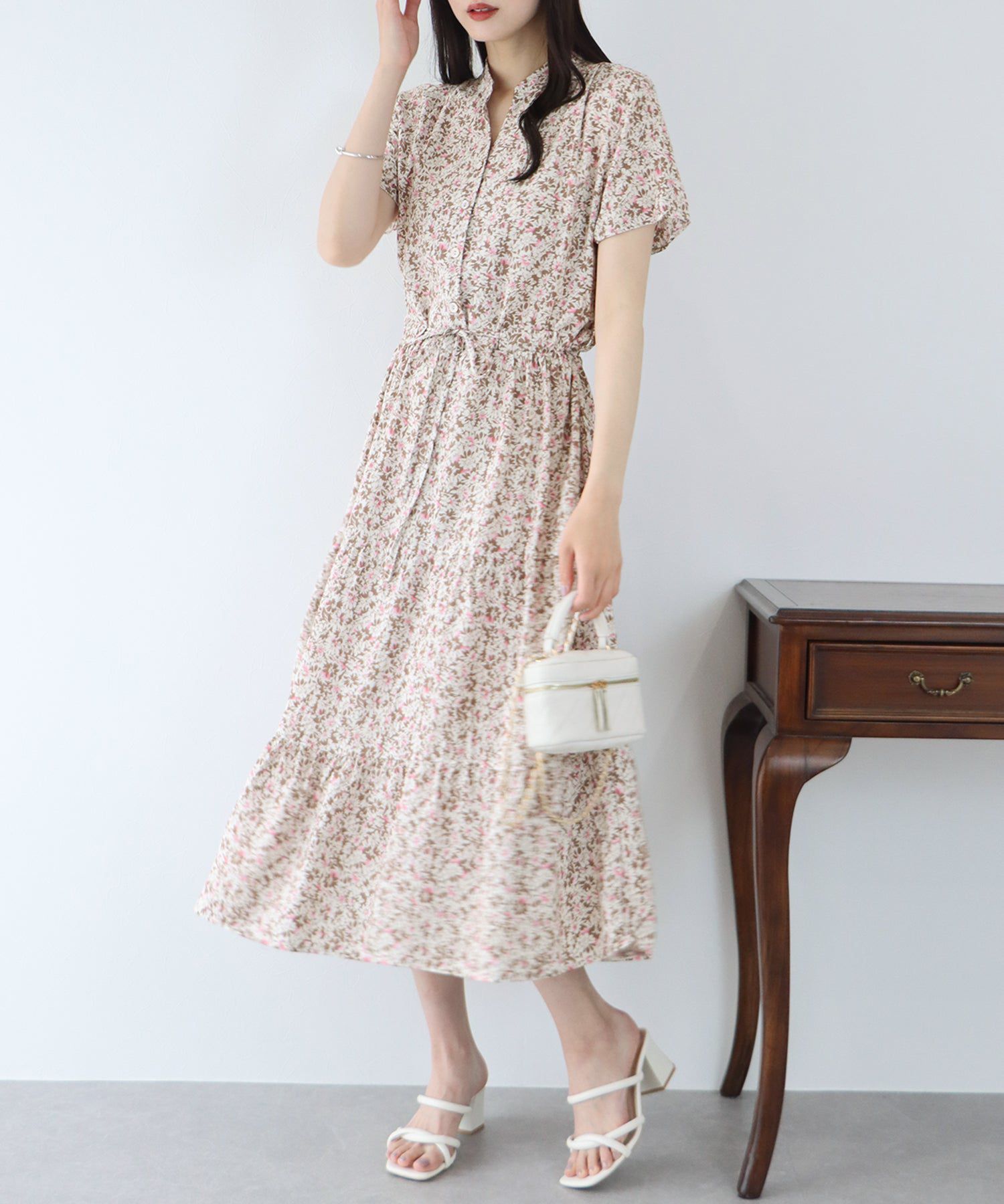 日本 BLUE EAST - 氣質小V領排釦短袖洋裝-碎花-深藍 (M(Free))