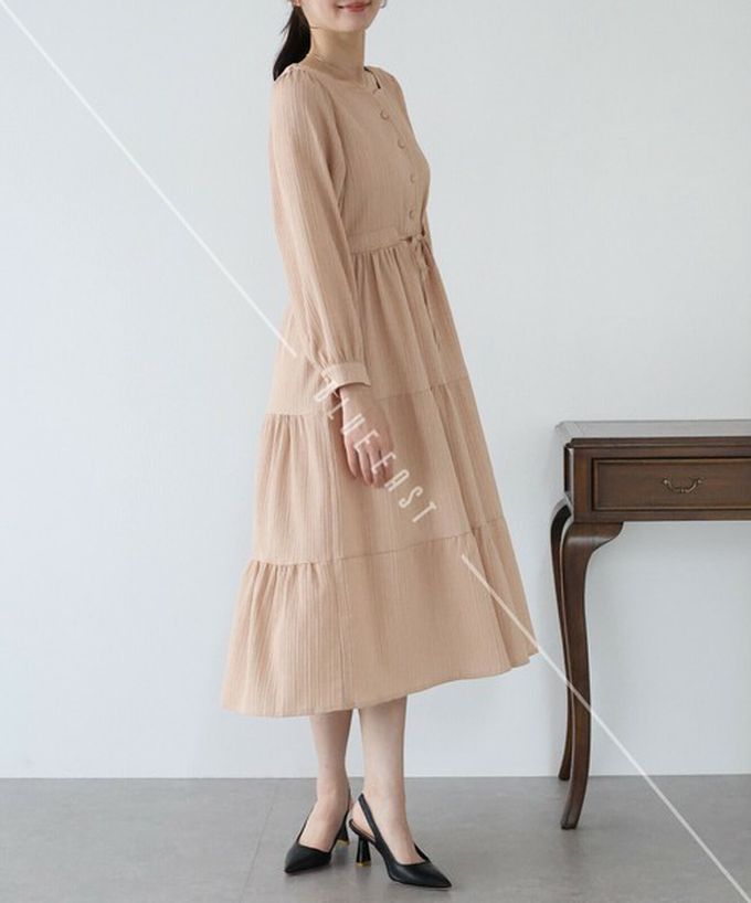 日本 BLUE EAST - 美型桃心領腰綁帶分層泡泡袖洋裝-卡其杏