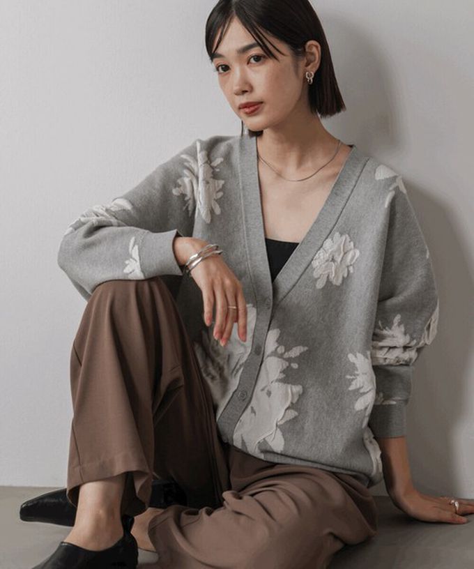 日本 Bab - 唯美花卉寬鬆感針織開襟外套-淺灰