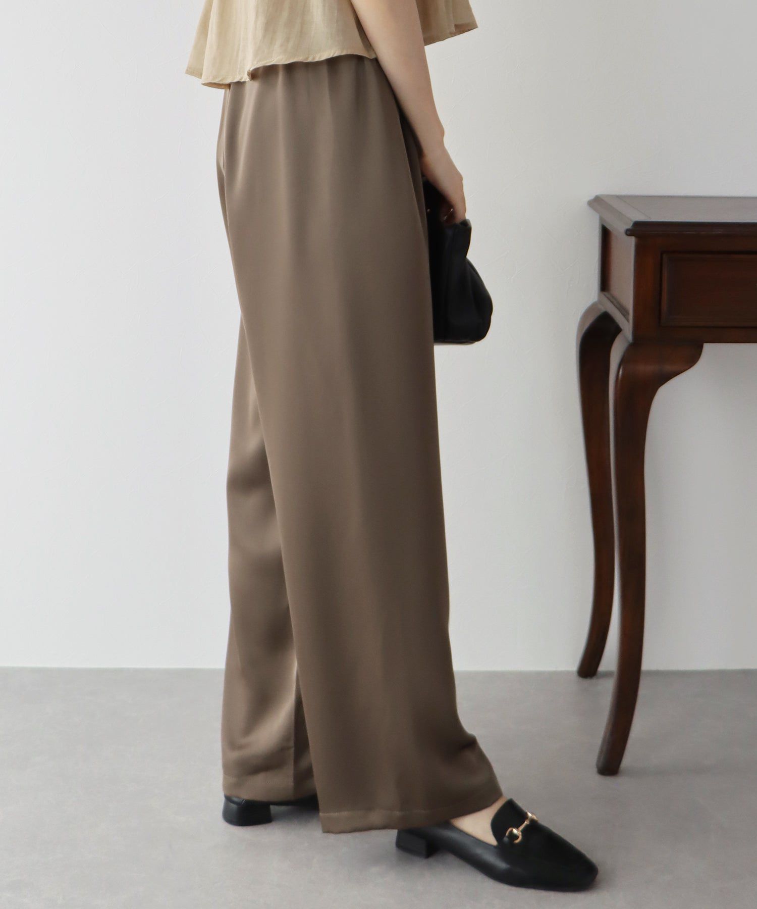 日本 BLUE EAST - 緞面光澤感垂墜感長褲-黑