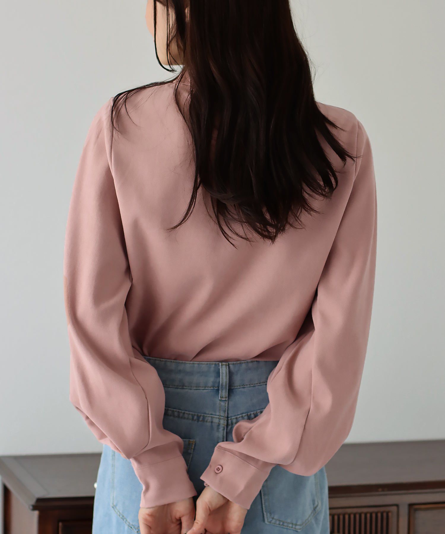 日本 BLUE EAST - 柔美扭結氣球長袖襯衫-黑