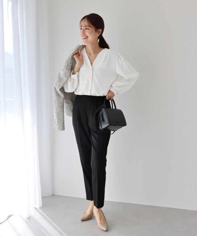 日本 BLUE EAST - 柔美光澤V領長袖襯衫-奶油白