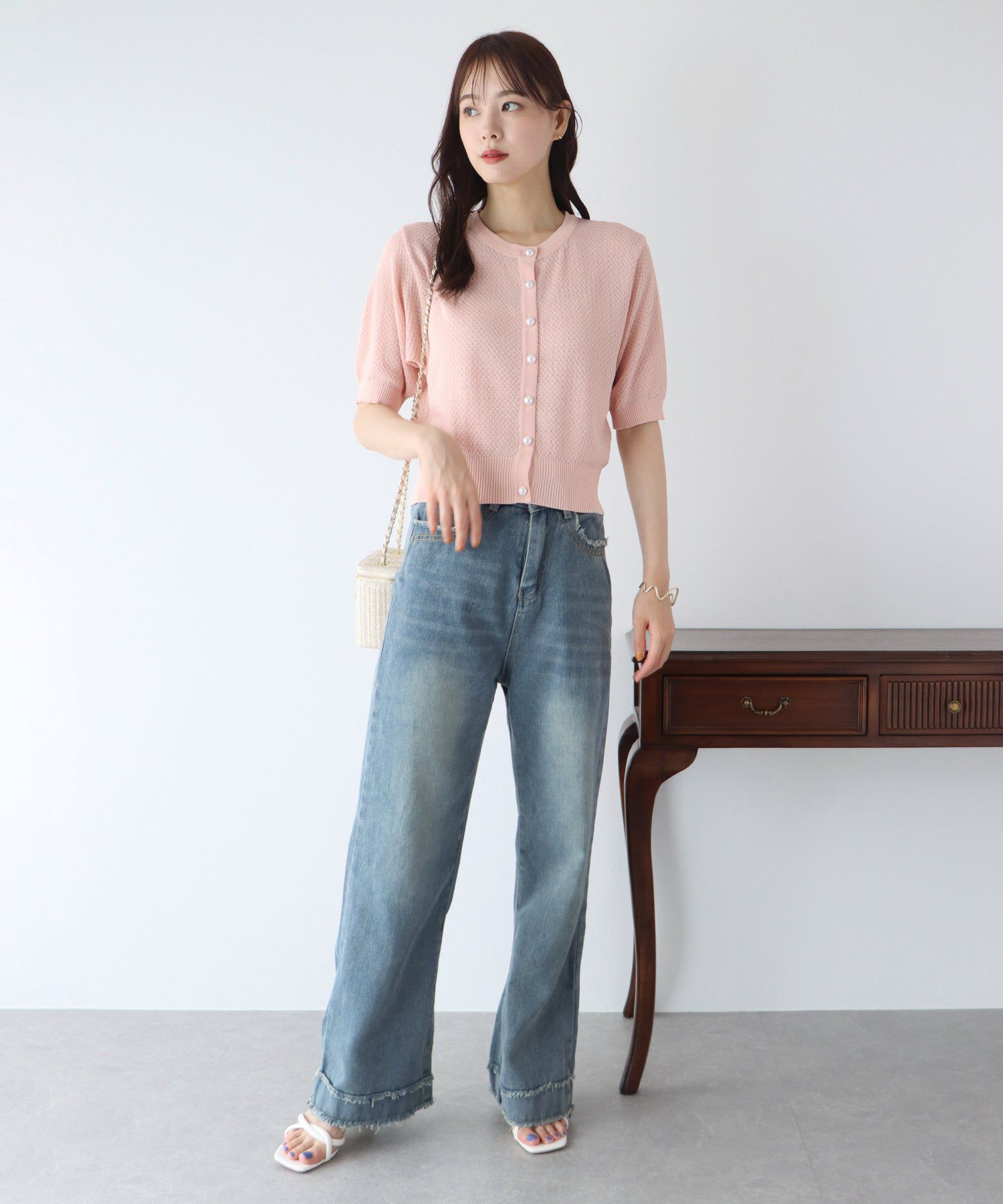 日本 BLUE EAST - 優雅圓領珍珠扣五分袖上衣-深可可