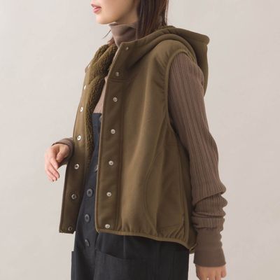 日本 OMNES - 裏起毛保暖短版運動風連帽背心-咖啡