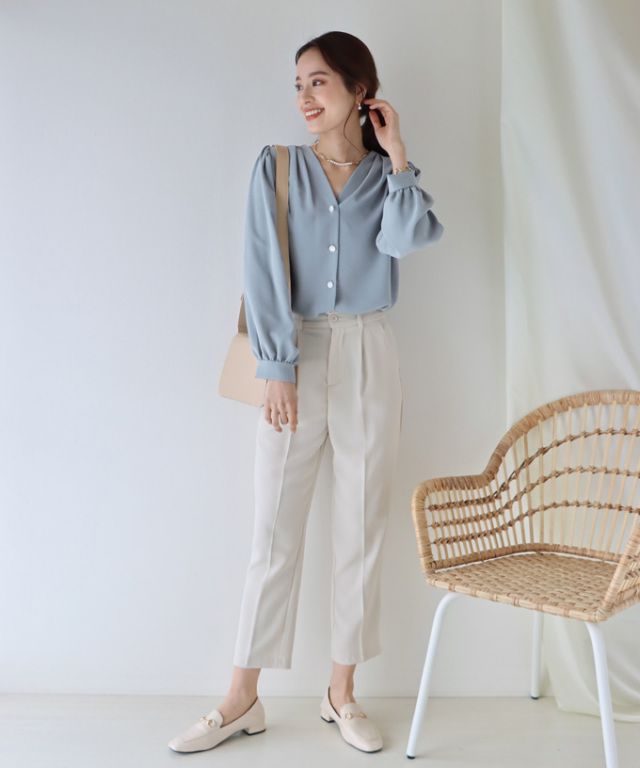 日本 BLUE EAST - 柔美光澤V領長袖襯衫-奶油白