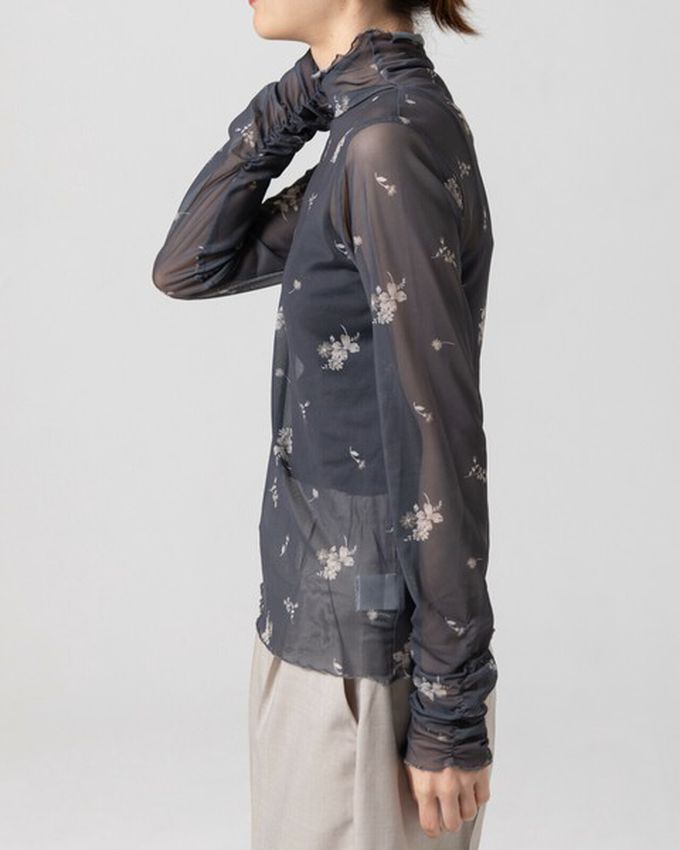 日本 gleam - 優雅小花木耳邊透膚高領長袖上衣-黑x紅花