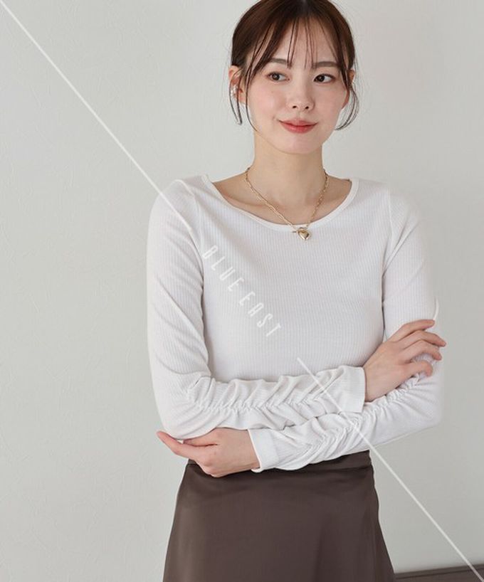 日本 BLUE EAST - 個性皺褶顯瘦U領合身長袖上衣-咖啡