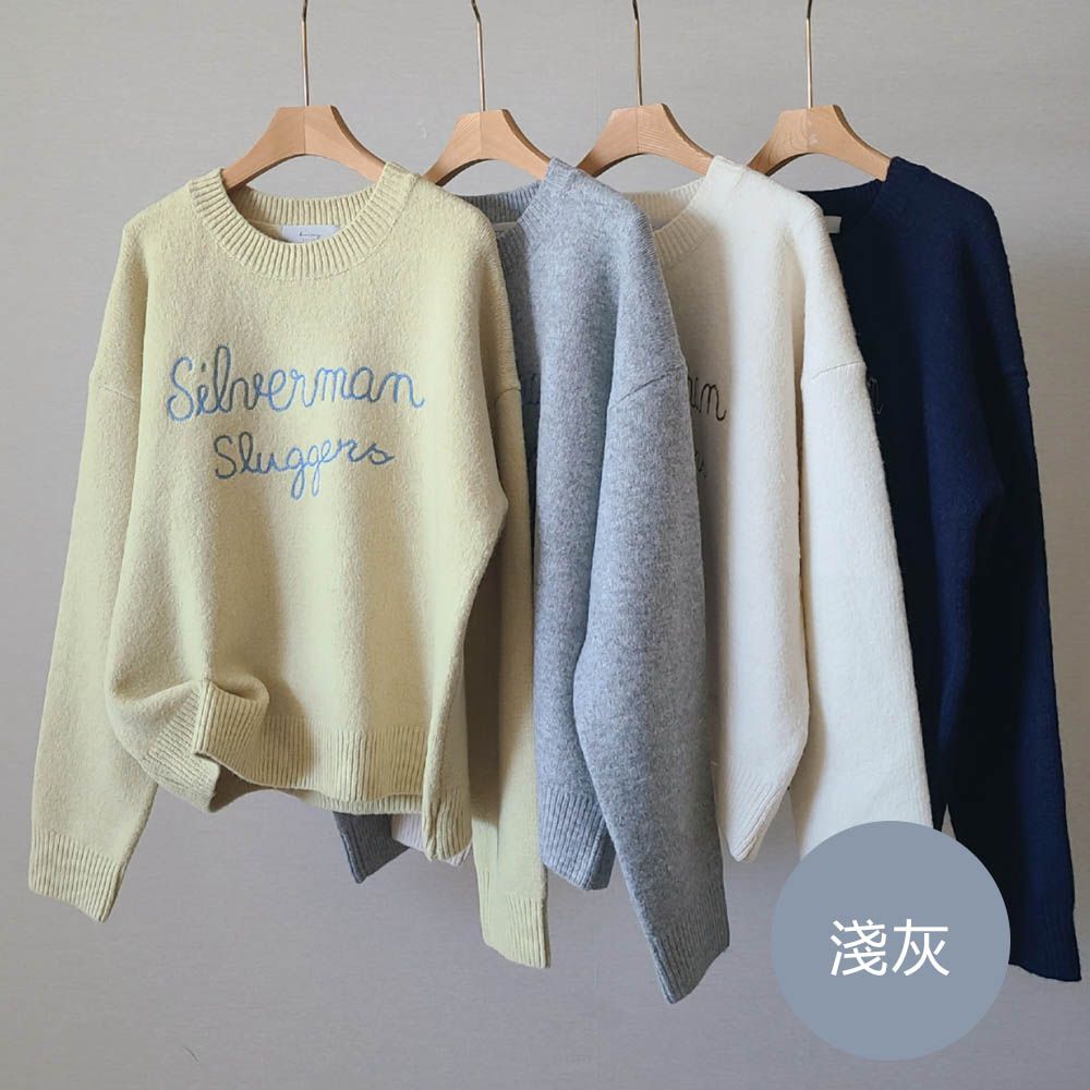 刺繡文字點綴圓領針織上衣-淺灰 (FREE)