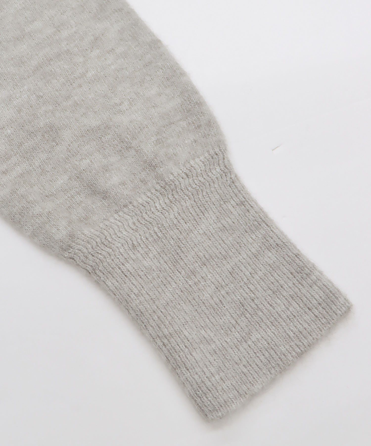 日本 BLUE EAST - 顯瘦V領柔軟針織上衣-黑