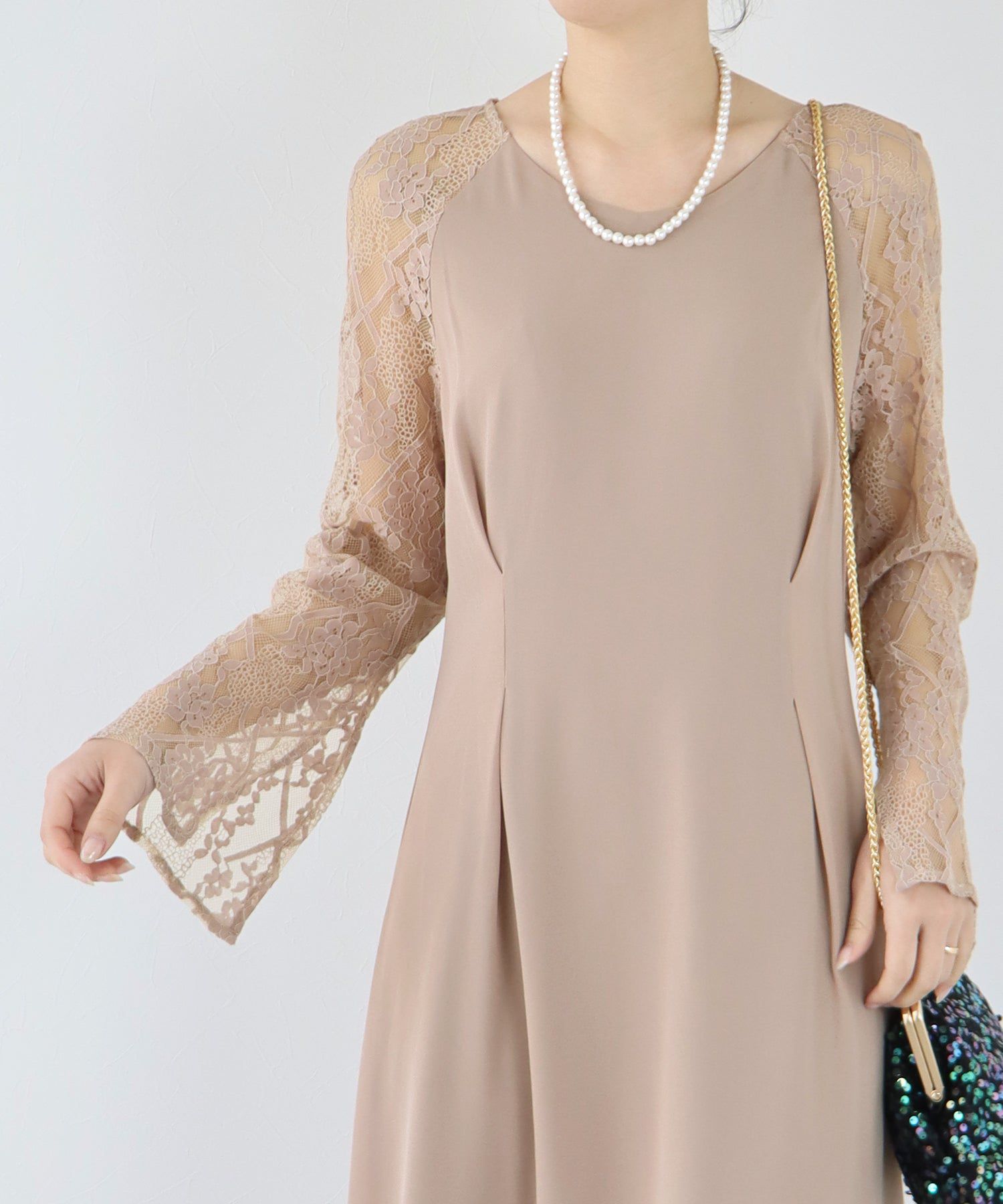 日本 BLUE EAST - 優雅V領蕾絲袖拼接洋裝-經典黑