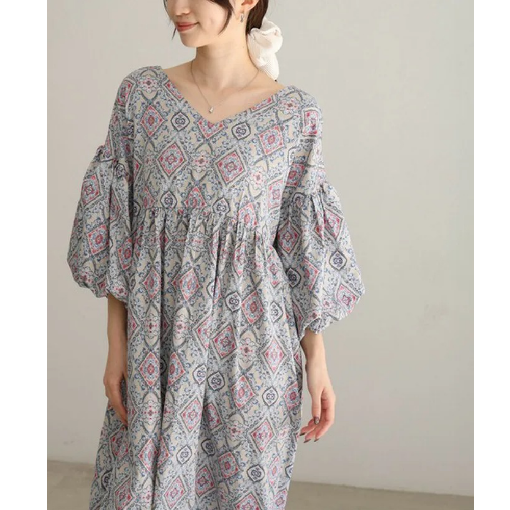 滿版歐風印花V領泡泡寬袖洋裝-象牙粉系