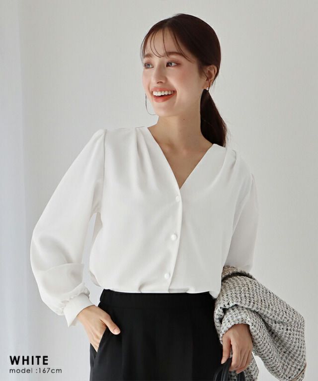 日本 BLUE EAST - 柔美光澤V領長袖襯衫-奶油白