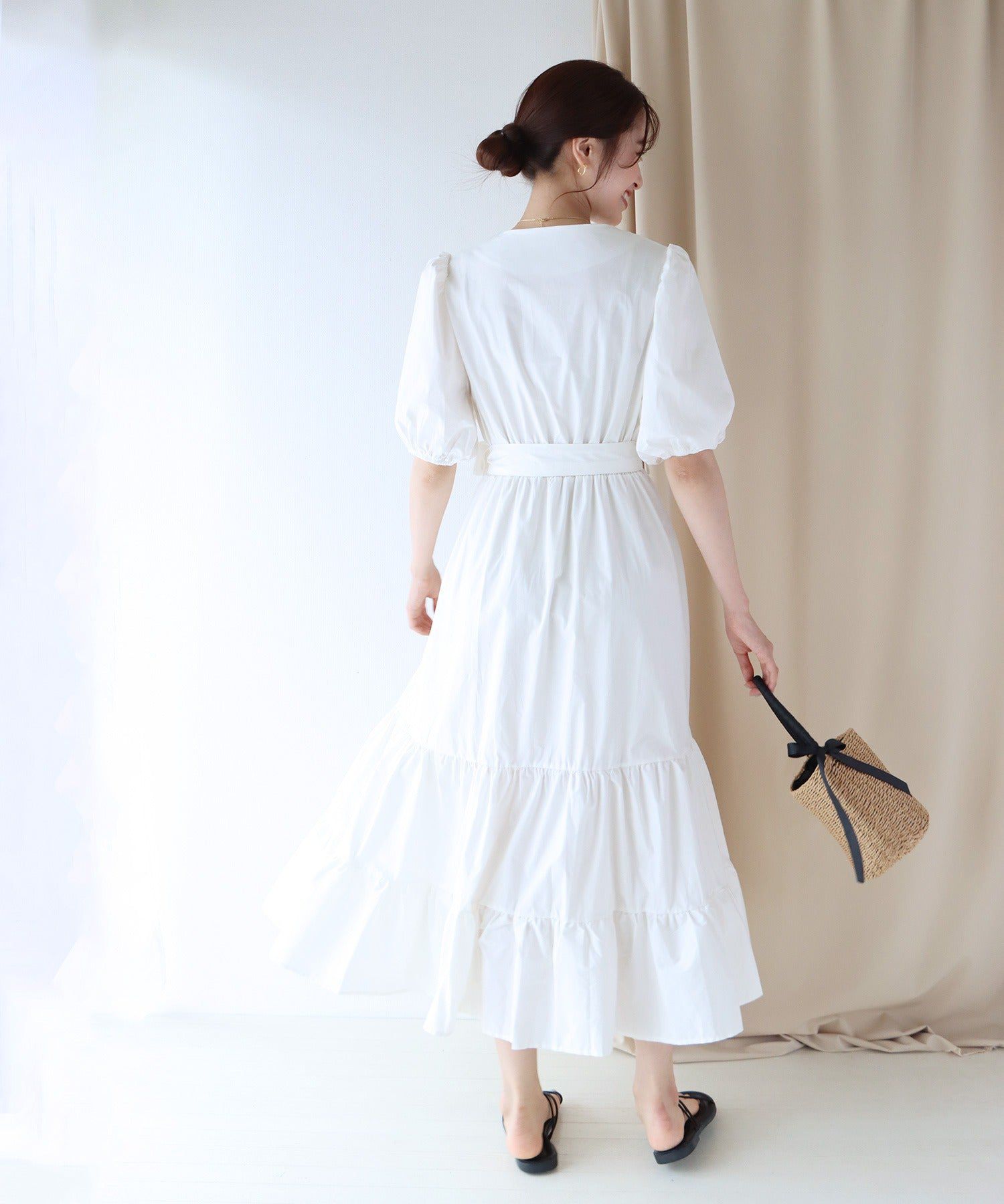 日本 BLUE EAST - 優雅小V領綁帶澎澎袖洋裝-奶茶棕