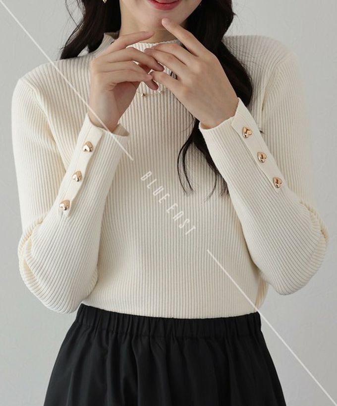 日本 BLUE EAST - 愛心金釦羅紋小高領長袖上衣-米白