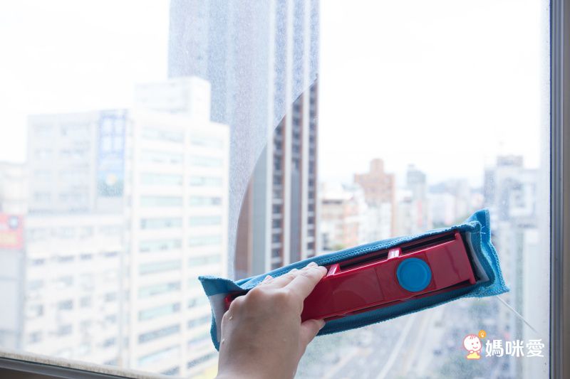 TYROLER 雙面擦窗神器 讓玻璃黑夜變白天～